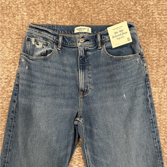 Abercrombie The 90’s High Rise Relaxed Leg Jean NWT - Picture 3 of 9